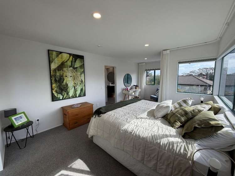 20 Sunrise Avenue 11229_14