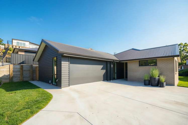 8 Christie Way_0
