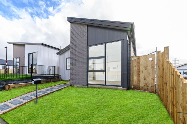 14 Taiororua Avenue Massey_16