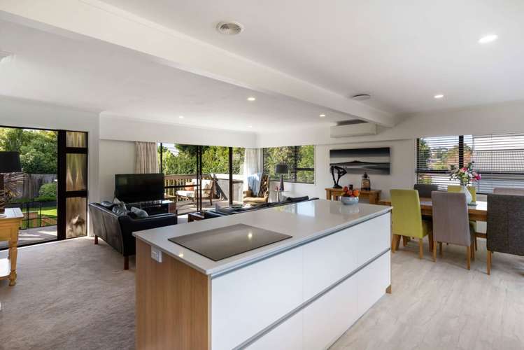 2/87 Beach Road Mellons Bay_5