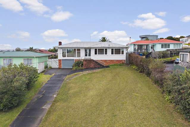 Views, charm & untapped potential on 1,012m2