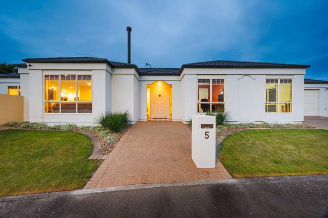 Central Single Level Family Home - walk to town