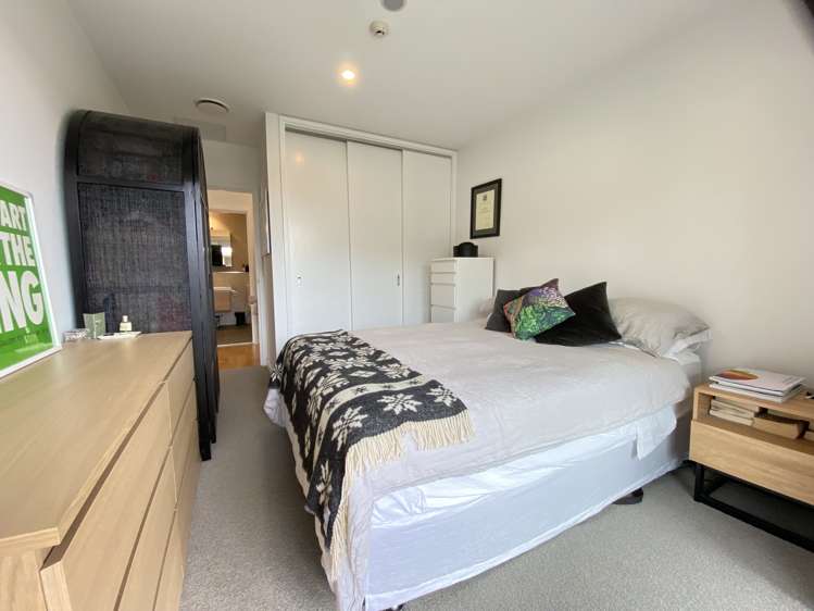 04/987g Mount Eden Road Three Kings_10