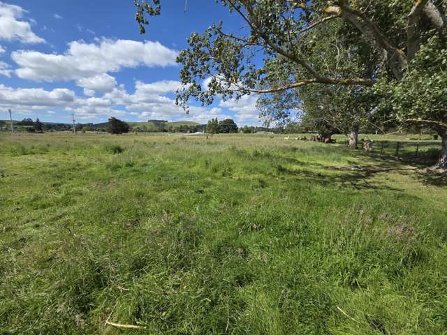 Excellent flat building platform only 8mins from Town.