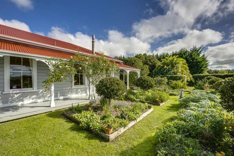 'Cape South' - 55 Waipuka Road Waimarama_38