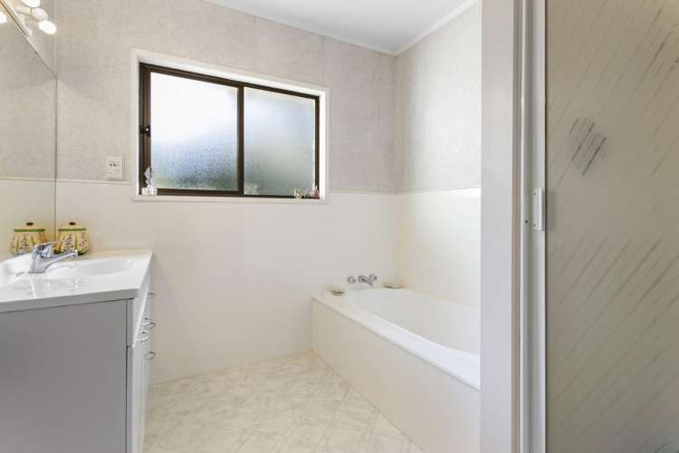 17 Atarua Gardens Waiatarua_20