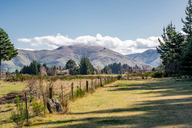 8 East Road Lumsden Surrounds_13