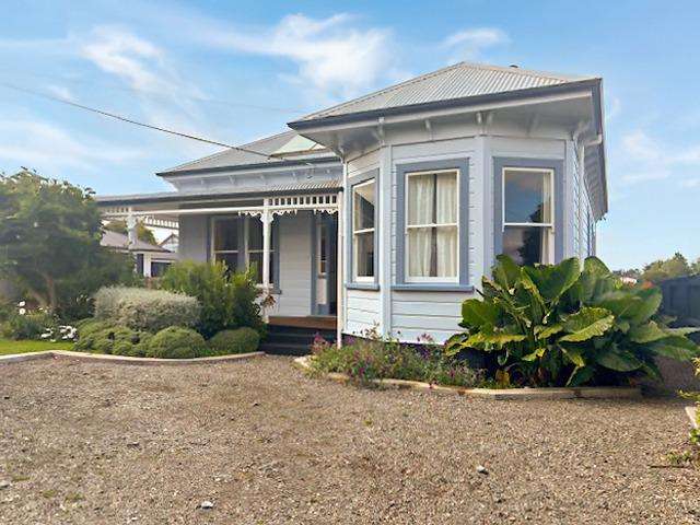 Beautiful warm, cozy & Traditional Victorian Villa!