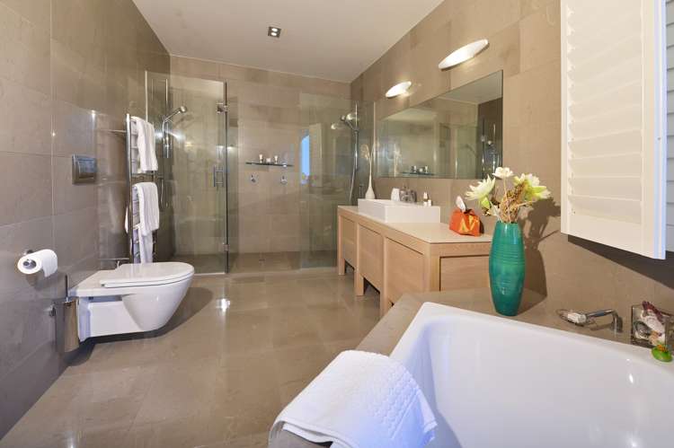 37 Russell Heights Russell_16