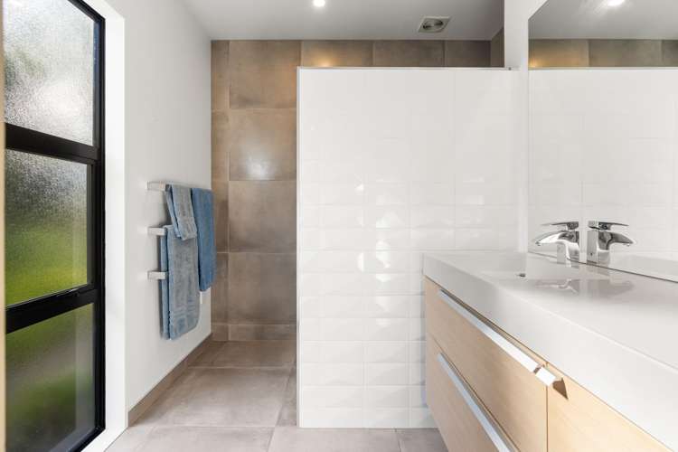 25 Main Road Redcliffs_22