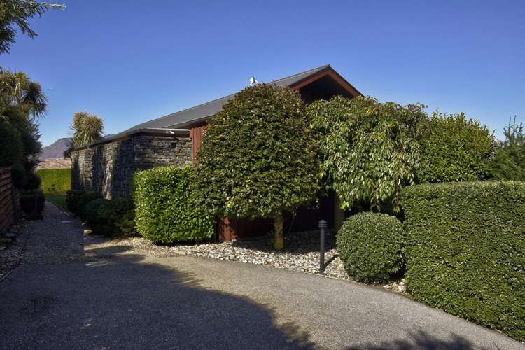 21 & 23 MacKinnon Terrace Sunshine Bay_28