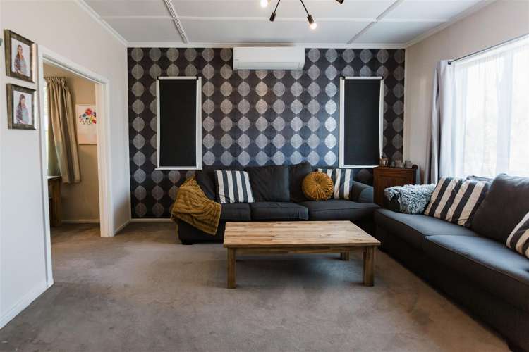 902 Queen Street East_0