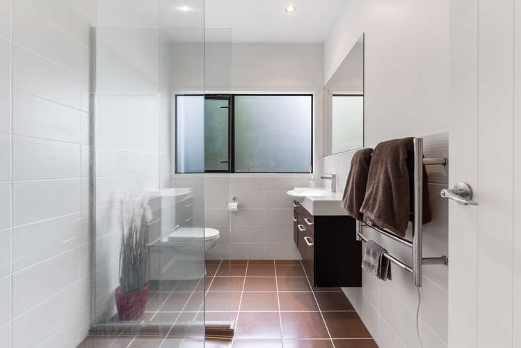 2/5 Dalmeny Close Murrays Bay_16