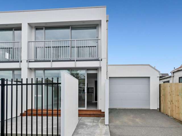 ST ALBANS - 2 BEDROOM, 2 BATHROOM TOWNHOUSE, SINGLE GARAGE