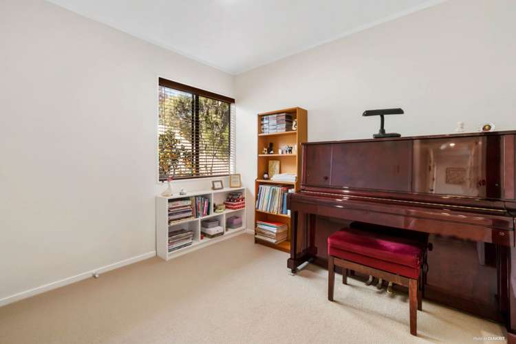 32 Orinda Close Botany Downs_13