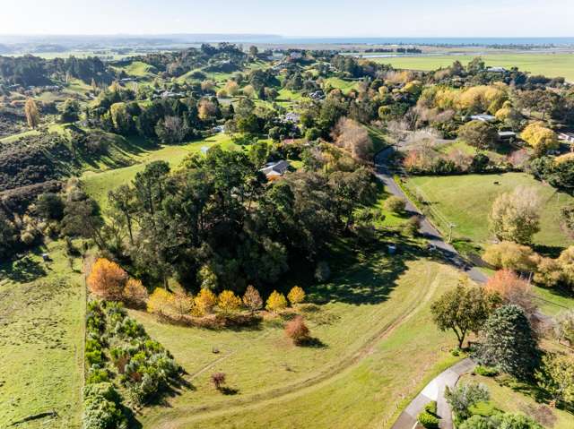 Sun-drenched Lifestyle, Minutes from Town