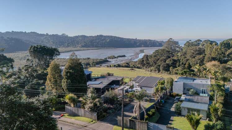  679 Huia Road Parau_13
