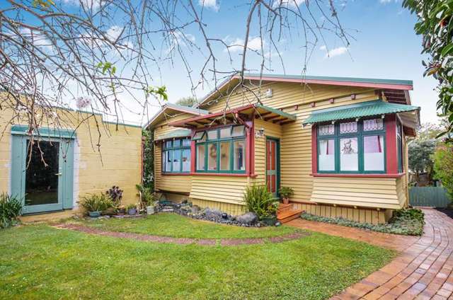 Character 1920's Bungalow - With wood burning fireplace and Heatpump!