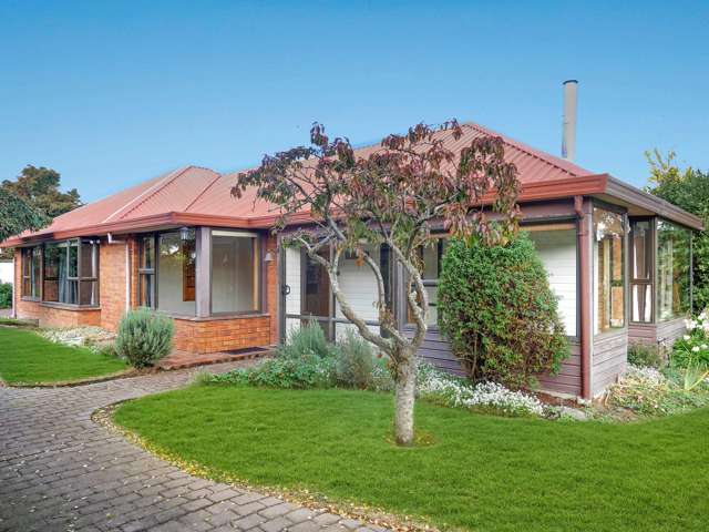 AVONHEAD - 3 BEDROOMS, 1 BATHROOM, GAS FIRE, 2 HEATPUMPS, DOUBLE GARAGE