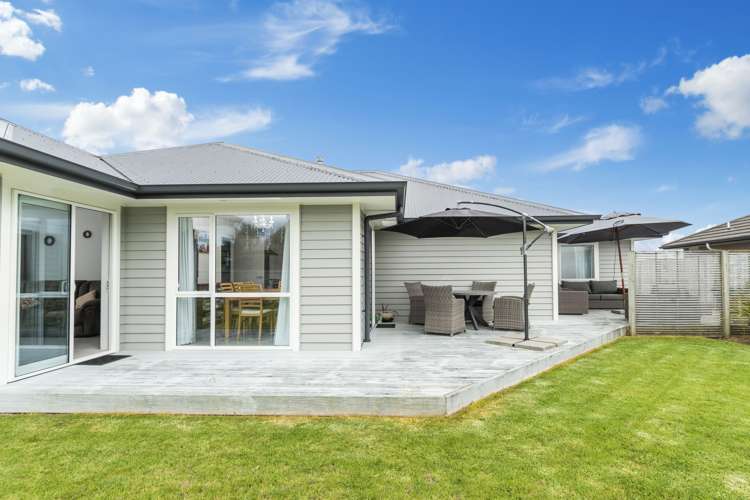 1 Benmore Crescent Pyes Pa_16