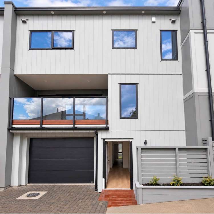 2/17 Peverill Crescent Papatoetoe_1