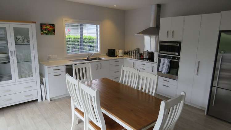 23 Chateau Crescent Rangatira Park_10