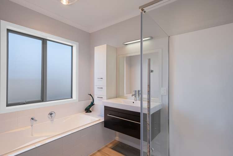 11 Paparoa Crescent Aotea_18