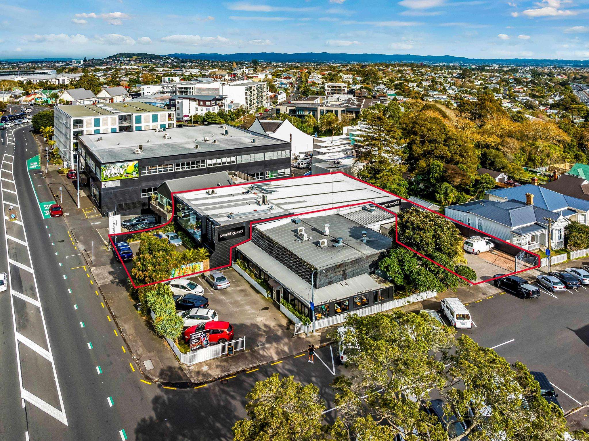 Kingsland building in plum position