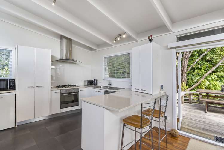 2 De Val Drive Titirangi_7