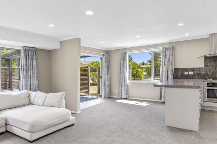 2/7 Reeves Road Acacia Bay_5