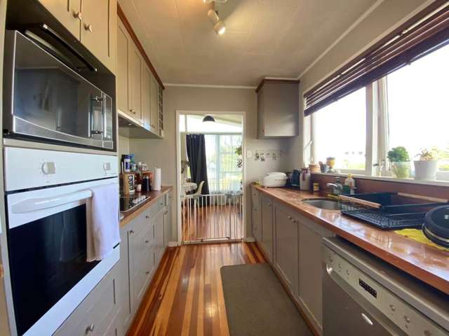 Pets Friendly, Four Bedroom Property In Pakura...