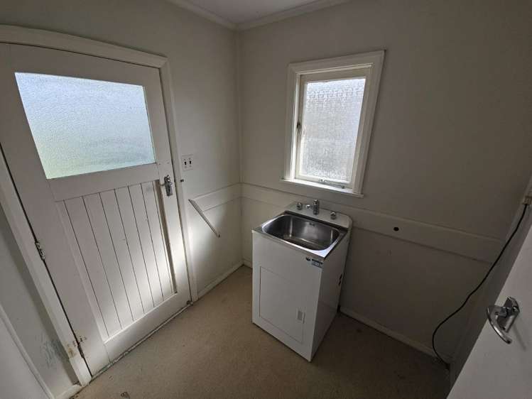 17 Sutton Crescent 10938_9