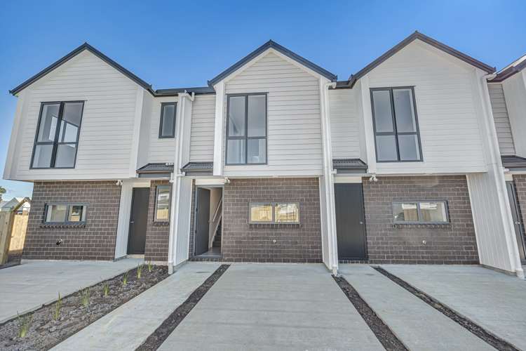 2/11 Kelburn Lane Mangere_12