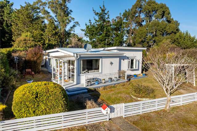 Elevated sunny home close to the beach