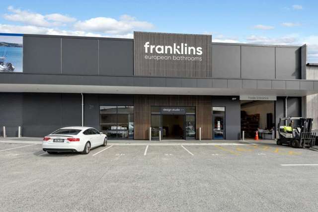 Available now – 815sqm trade retail