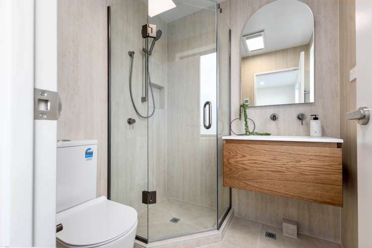 2/589A East Coast Road Browns Bay_12