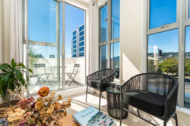 SUNNY, MODERN & CAREFREE FREEHOLD TOWNHOUSE