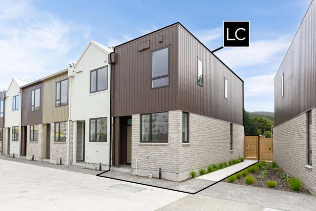 LIGHT-FILLED, BRAND-NEW LIVING IN A PRIME SETTING