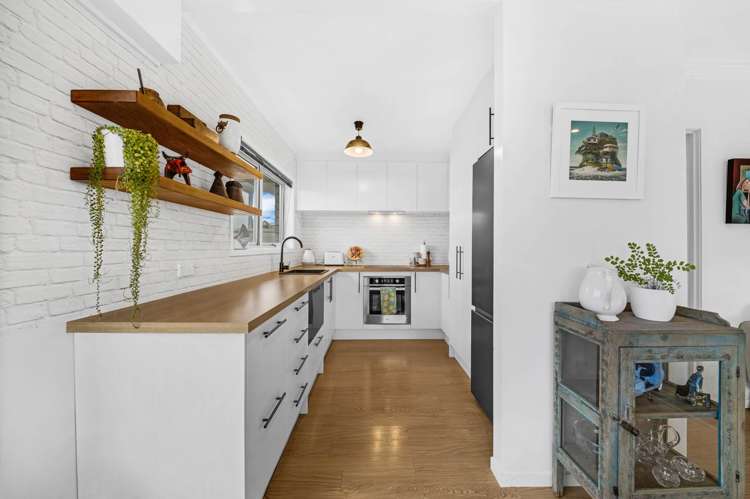 2/4 Noumea Place Mairangi Bay_6