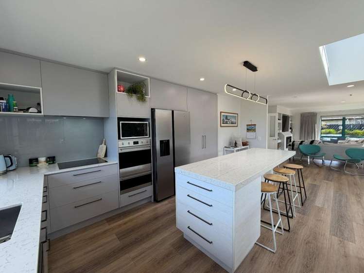 20 Sunrise Avenue 11229_3