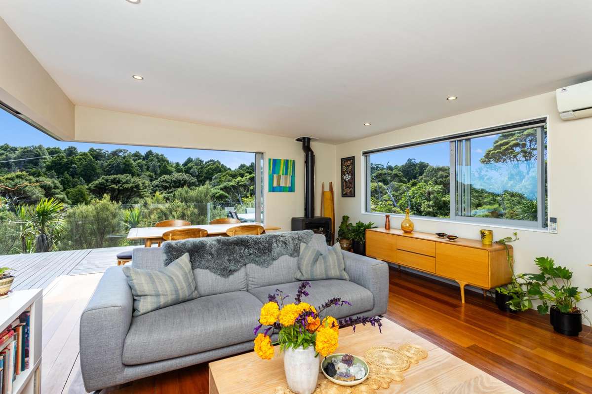 296 Piha Road_5