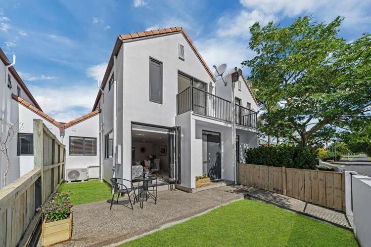 2/25 Kellaway Drive_0