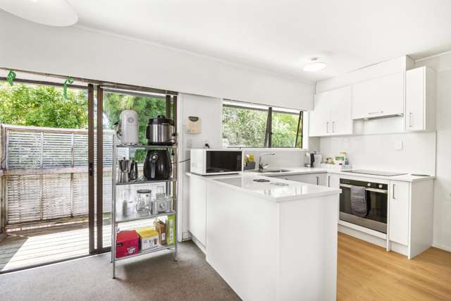 1/4 Tusac Place Totara Vale_2