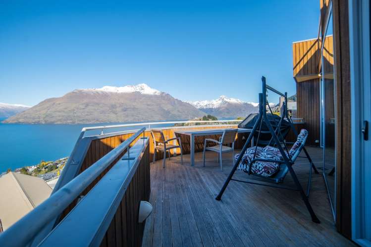 132 Wynyard Crescent Fernhill/Sunshine Bay_17