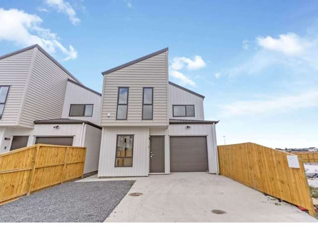 Modern stand alone home in Kauri Flat school zone