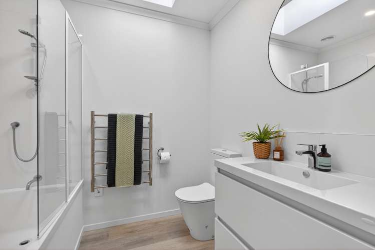 15B Rowe Parade Wainuiomata_16