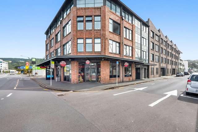 Vendor says sell! Dual key on Jackson Street