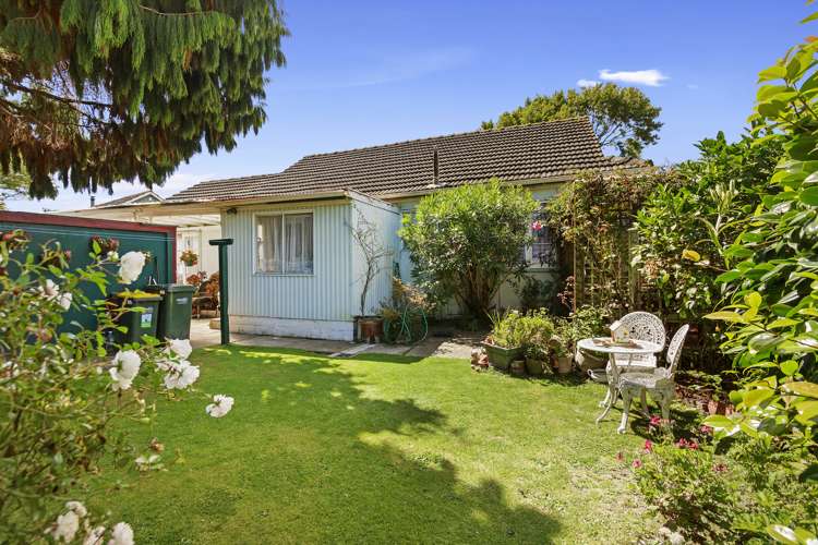 2 Burke Grove Naenae_17