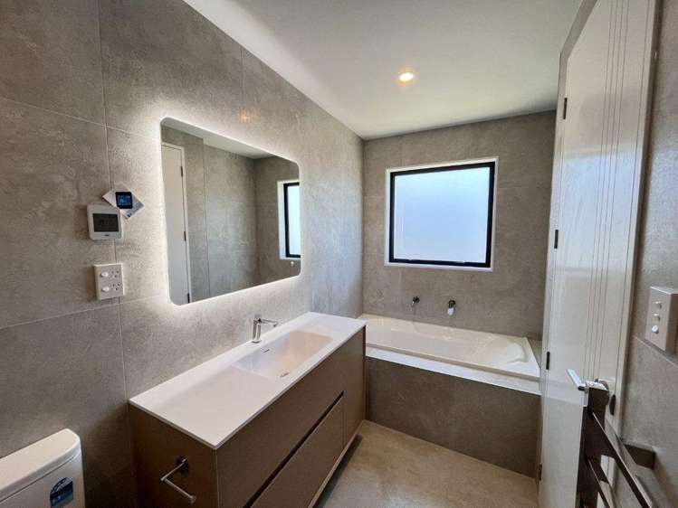 8 Irwin Lane Windsor Park_12