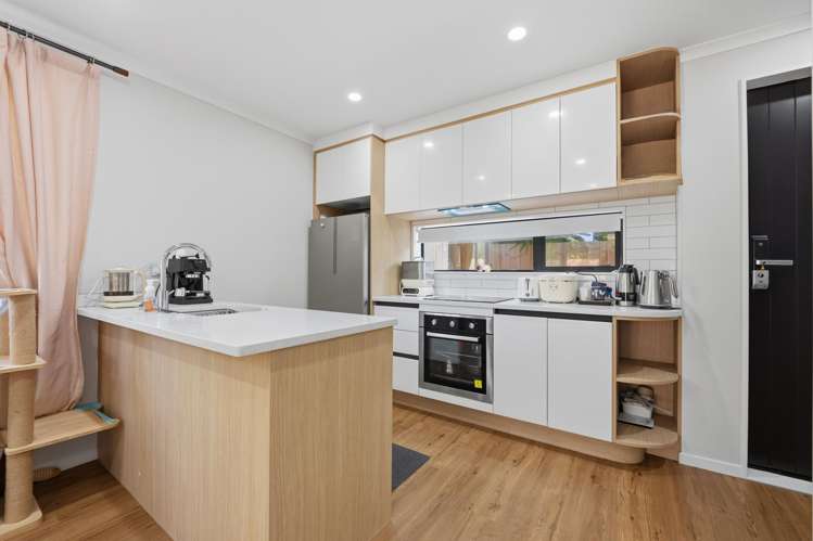 7/3 Royal View Road Te Atatu South_2